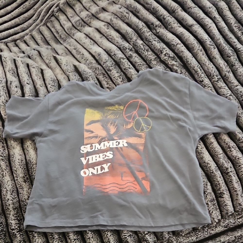 Gray Graphic Tee with Peace Sign and Summer Vibes Print